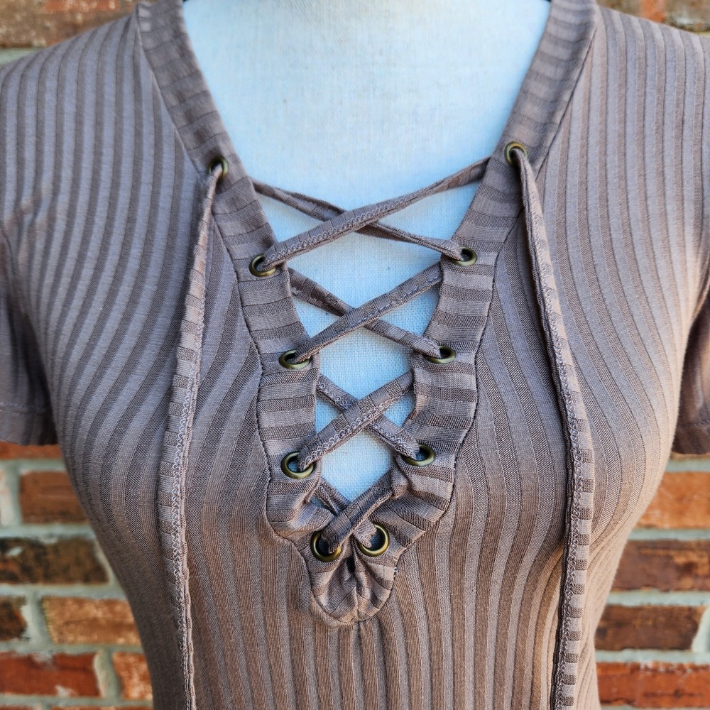 Y2K Tillys‎ Sky And Sparrow Womens Small Taupe Deep V Neck Lace Up Front Shirt - Picture 3 of 10